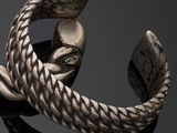 un gros plan d'un bracelet en argent orné d'un serpent