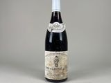 une bouteille de vin rouge posée sur une table