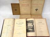 plusieurs vieux livres posés les uns sur les autres sur une table