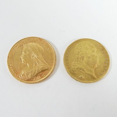 deux pièces d'or posées sur une surface blanche, dont l'une porte le portrait d'une femme
