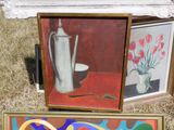 deux photos encadrées représentant des vases et un tableau posé par terre