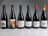 plusieurs bouteilles de vin sont alignées sur une table