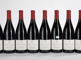 six bouteilles de vin rouge alignées