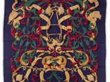 un gros plan sur une écharpe bleue ornée de motifs dorés et rouges