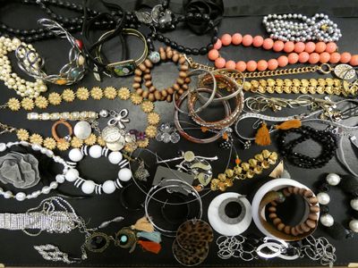 de nombreux types de colliers et de bracelets posés sur une table