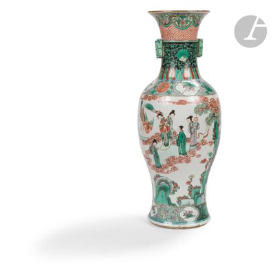 un vase posé sur une surface blanche