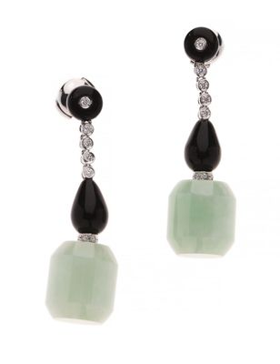 une paire de boucles d'oreilles ornées de pierres noires et blanches