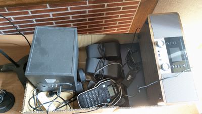 un boîtier électronique posé sur une table