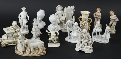 de nombreuses figurines de tailles et de formes variées disposées sur un fond noir