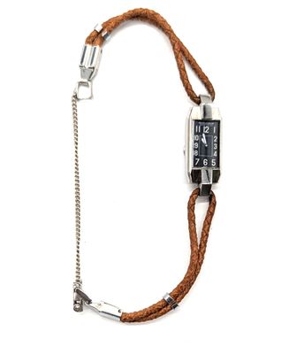 une image représentant une montre-bracelet à laquelle est attachée une chaîne