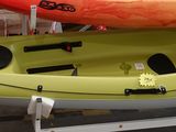 deux kayaks empilés l'un sur l'autre