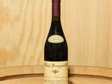 une bouteille de vin posée sur un tonneau