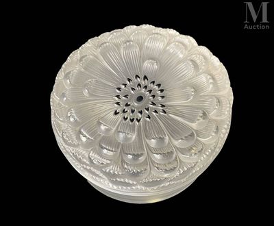 une image représentant une boîte en verre ornée d'un motif floral