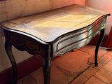 une photo d'une petite table dans un coin d'une pièce