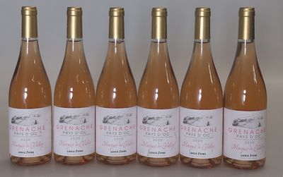 six bouteilles de vin rosé sont alignées sur une table