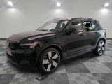 le 4x4 noir est garé sur un sol en damier dans le garage