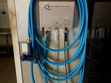 un tuyau bleu fixé au mur d'une cuisine
