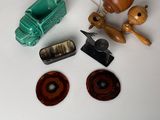 de nombreux objets différents posés sur une table