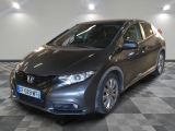 La Honda Civic est garée dans un showroom dont le sol est recouvert d'un motif à damier.