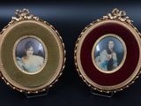 deux photos encadrées représentant une femme en robe bleue et un homme en robe rouge
