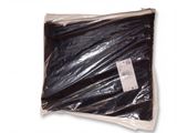 un sac en plastique noir posé sur une surface blanche