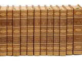 un tas de livres empilés les uns sur les autres sur une surface blanche