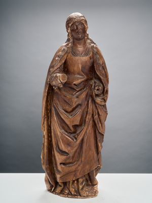 une statue en bois représentant une femme tenant un enfant