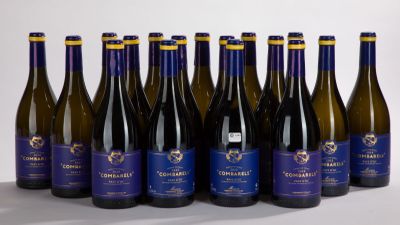 six bouteilles de vin sont alignées sur une table