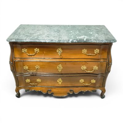 une commode à dessus de marbre sur fond blanc