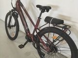 un vélo appuyé contre un mur