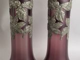 deux vases placés l'un à côté de l'autre