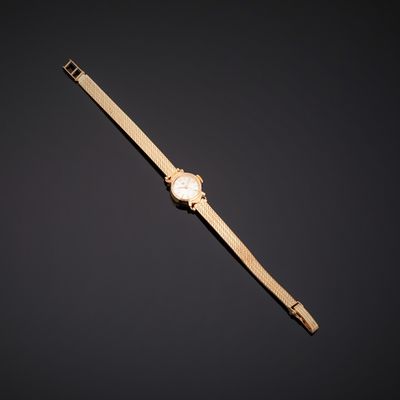 une montre en or sur fond noir