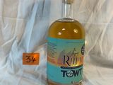 une bouteille de rhum posée sur un drap blanc