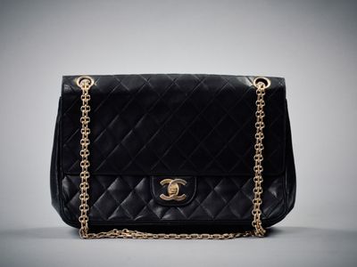 CHANEL circa 1980 Sac 26 cm en cuir agneau marine partiellem…