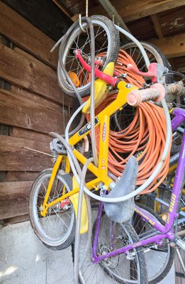 de nombreux vélos entassés les uns sur les autres dans le garage