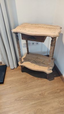 une petite table en bois surmontée d'une étagère