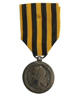 un gros plan d'une médaille sur fond blanc, accompagnée d'un ruban noir et jaune