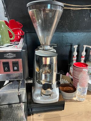 un moulin à café posé sur le plan de travail d'une cuisine