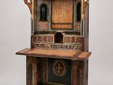 une vieille armoire en bois surmontée d'une croix