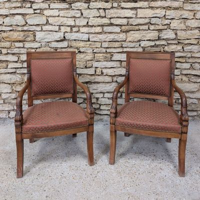 PAIRE de FAUTEUILS en hêtre mouluré et sculpté, les accotoirs à décor  - Photo 1