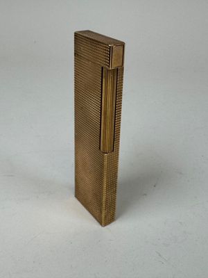 un briquet en or posé sur une table