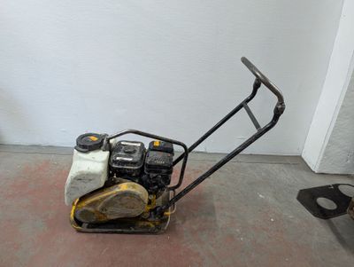 a small machine that is sitting on the ground