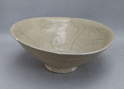 un bol blanc orné d'un motif, posé sur une table