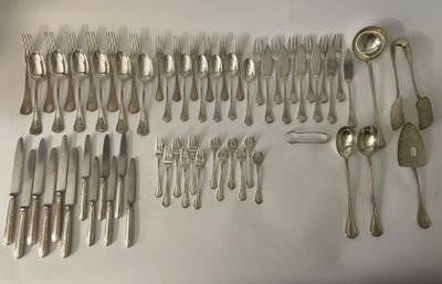 beaucoup de cuillères et de fourchettes en argent sur la table