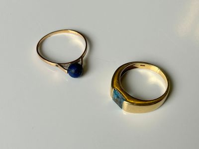deux bagues en or ornées de lapis-lazuli et de pierres de lapis-lazuli