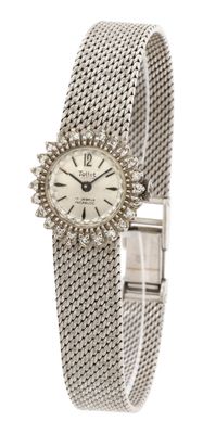 gros plan d'une montre-bracelet sur fond blanc