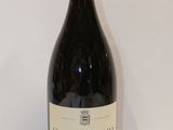 une bouteille de vin posée sur une table