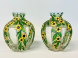 deux vases peints avec des fleurs