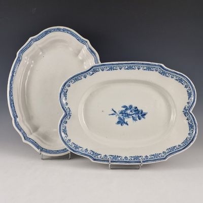 deux assiettes bleues et blanches ornées de fleurs, posées sur une table