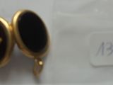 une petite bague noire et dorée ornée d'une croix